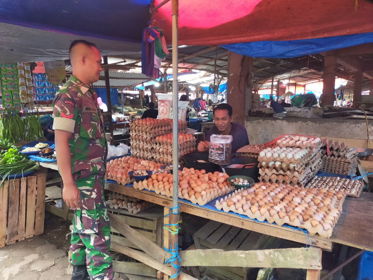 Babinsa Koramil 06/Ngabang Jalin Silaturahmi dengan Pedagang, Ciptakan Pasar Aman dan Nyaman